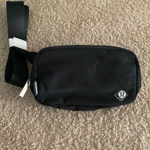 🍋 Black Lululemon 1L Belt Bag